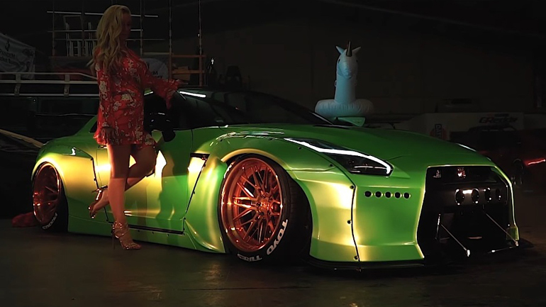 Η ξανθιά με το «καυτό» Nissan GT-R